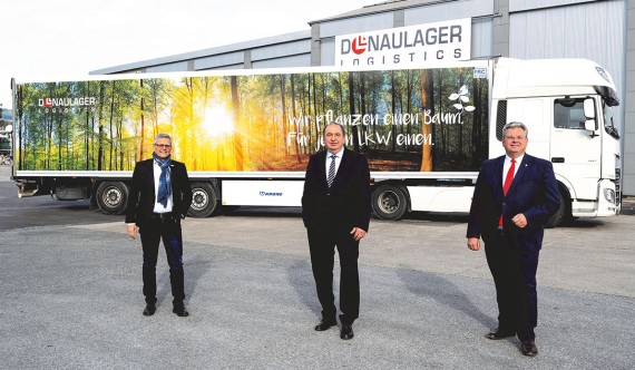 Gottfried Buchinger (GF DONAULAGER LOGISTICS), LINZ AG-Generaldirektor DI Erich Haider, MBA und Hafendirektor Mag. Harald Kronsteiner setzen mit der Aktion ein weiteres Zeichen in Richtung Zukunft. (Namensnennungen v.l.)