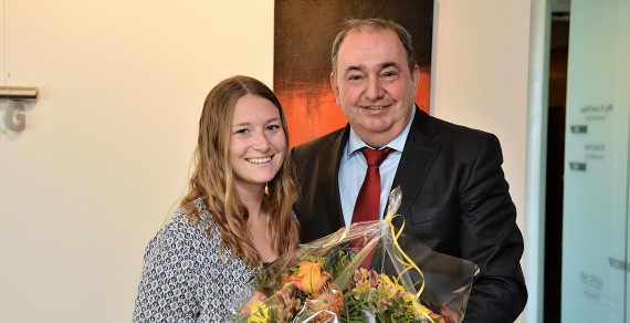 LINZ AG-Generaldirektor DI Erich Haider, MBA ist stolz auf die Leistung seiner Mitarbei-terin Nadine Altmann und gratulierte mit einem Blumenstrauß. 