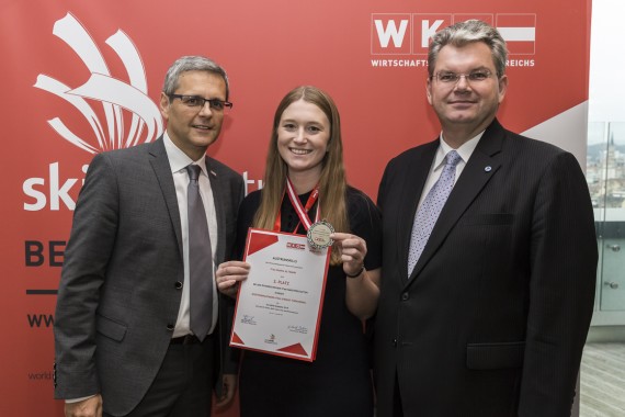 Die frisch gebackene Vizestaatsmeisterin Nadine Altmann mit Gottfried Buchinger, MBA, Geschäftsführer DONAULAGER LOGISTICS (li.) und Hafendirektor Mag. Harald Kronsteiner, MBA, Geschäftsführer DONAULAGER LOGISTICS (re.).